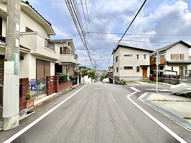 【【現地写真】】■前面道路は幅にゆとりがあり、見通しも良好です。運転や駐車が不安な方でも安心してお車の出し入れができる環境が整っています。現地(2025年11月)撮影