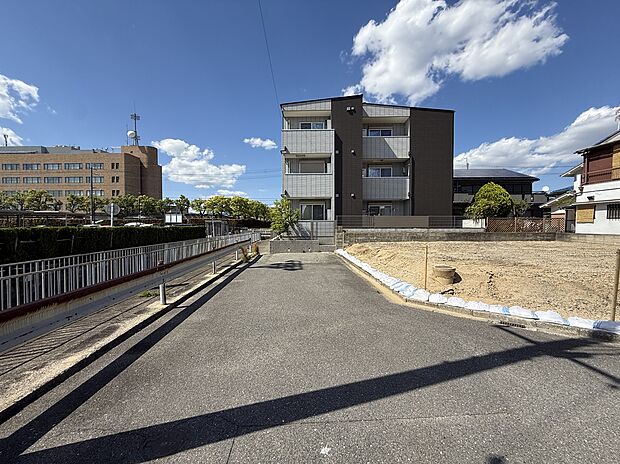 【【前道写真】】■現地はもちろん、スーパー・コンビニ・ドラッグストア・小学校・中学校など、生活施設の位置確認も一緒にご案内いたします。まずはお気軽にお問い合わせくださいませ！現地（2026年5月）撮影