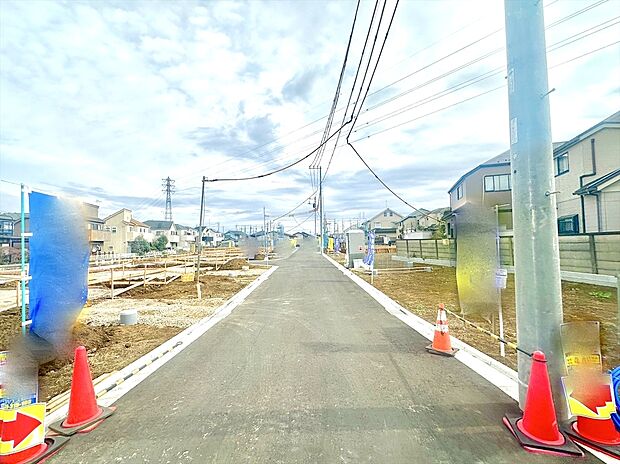 前面道路含む外観