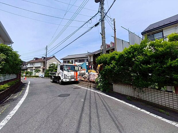 前面道路は6メートル。駐車が苦手な方にも嬉しい住まいです。