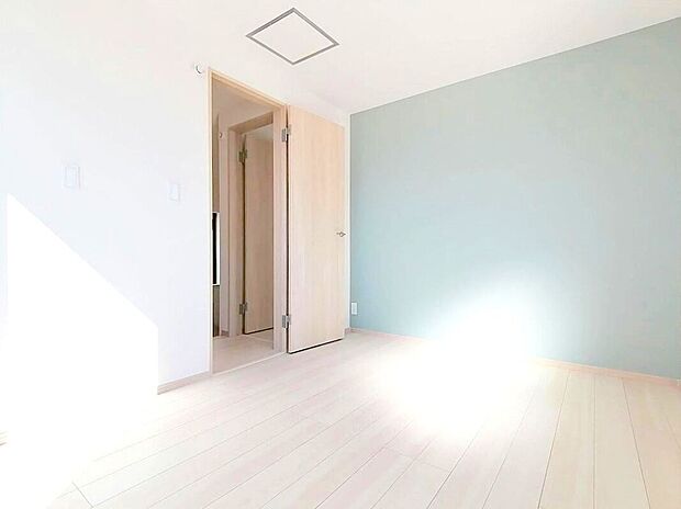 【居室】明るく風通しのいい部屋は自由なプライベート空間。ゆっくりとくつろぐスペースとしてもご利用いただけます！
