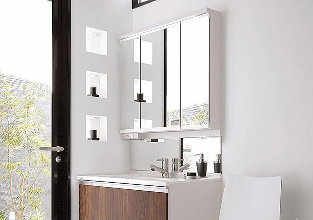 【三面鏡付洗面台】大きな三面鏡がついた洗面化粧台。鏡の裏にも収納があり洗面台がすっきりと片付きます
