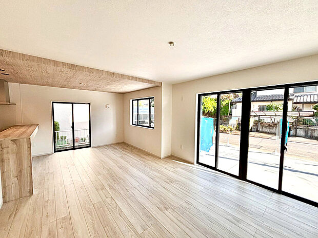 【【床暖房】】リビングには床暖房を標準で完備。空気を汚さずに室内を快適な温度に保ちますので、小さなお子様やご年配の方にも安心です