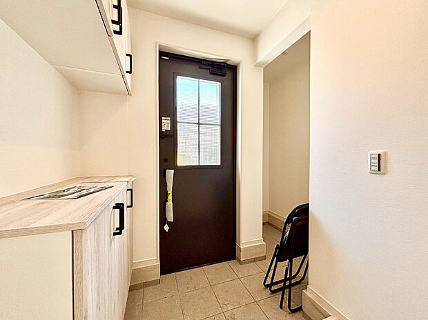 【【土間収納】】靴だけでなく、傘やベビーカーなどの外用品を収納でき、玄関がすっきりと片付きます。