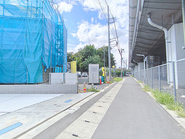 【前面道路含む現地写真】穏やかな雰囲気漂う、緑と調和した街並みに建つ新築一戸建て。
