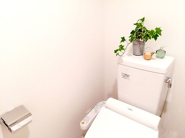 【 【温水洗浄便座】】メーカーによってはウォシュレット・シャワートイレともいいますね♪魅力は清潔な状態をキープする事が出来、冬になると便座が冷たいなんて思いもしなくてすみます！！