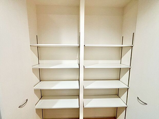 【【シューズボックス】】可動4段の棚を設置！たっぷり収納出来ます。