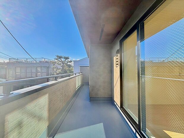 【バルコニー】陽当りの良いバルコニー。心地よい風が吹き込み洗濯物だけでなく、お布団もふっかふかです。
