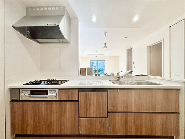 【キッチン】対面キッチなのでリビングにいる家族の様子がうかがえるので小さなお子様がいても安心ですね。
