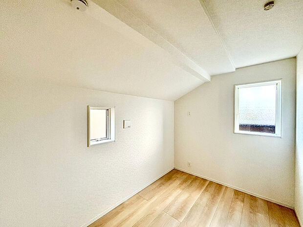 【居室】2面採光で明かりを取り入れたお部屋は子供部屋やご主人様の書斎などにもお使いいただけます。