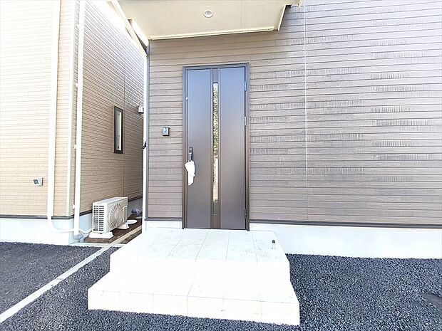 【玄関】玄関は清潔感のある空間にしたいもの。ご家族が多いご家庭にはとても便利なシューズ・イン・クローゼット付きです。