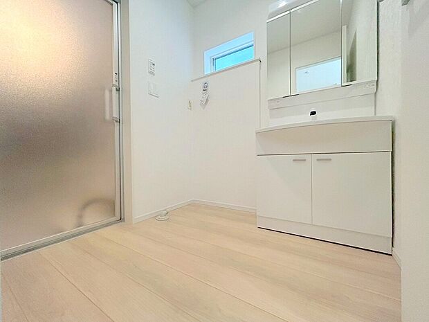 【洗面所】サニタリースペースには窓が備えられております。毎朝の身支度も、陽の光差し込む明るい空間で、快適にお使い頂けそうです。
