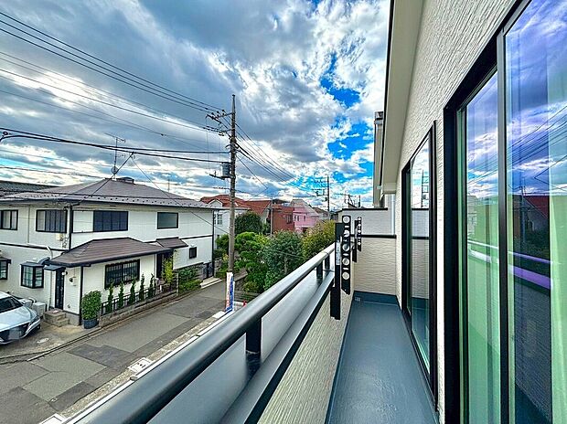 【バルコニー】洋室２部屋分に面しているので、お布団干しにも大変便利ですね。