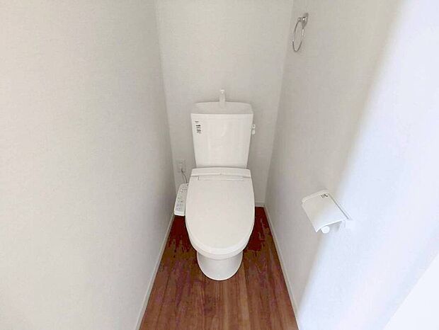 【ウォシュレット付きトイレ】快適な温水清浄便座付。いつも使うトイレだからこそ、こだわりたいポイントですね。