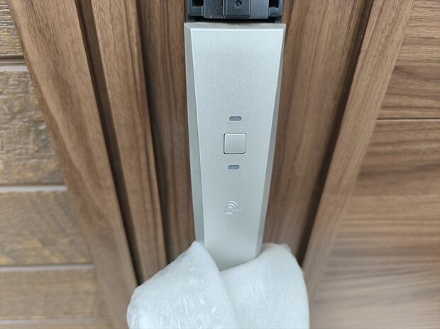 【玄関カードキー】ボタンを押して、カードキーやタグキーを“かざす”だけで施解錠！荷物を抱えながら、「カギはどこにしまったのかしら」そんな面倒がなくなります。
