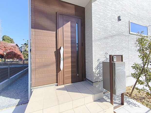 【玄関】明るく開放感のある玄関です。