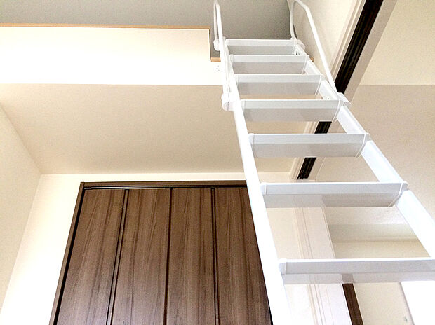 【【ロフト】】夏冬の季節の冷暖房用具や、めったに使わない家財道具などをたくさん収納して広々としたスペースを。