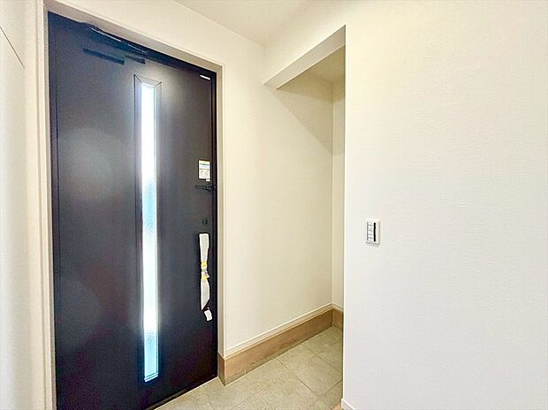 【玄関】玄関を入るとそこにはベビーカーやゴルフバック・スノーボードもそのまま格納できるほどの大きさをほこるシューズインクローゼットです!