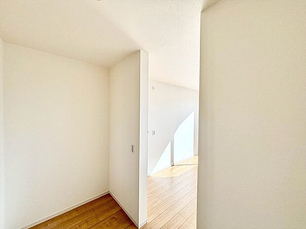 【【ウォークインクローゼット】】嬉しい大型収納は衣替え不要ですぐに使え、片付け上手に！