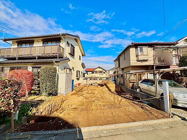 【現地外観】南向きに面しておりますので日あたり良好です。太陽光発電設備搭載の家で自然のエネルギーを取り入れた住宅です。