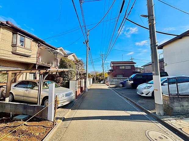 【前面道路含む外観】前面道路は約4mの幅広な道路です。入出庫の際もらくらくです。