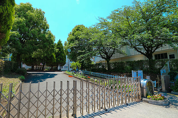 多摩市立連光寺小学校（約1,085m）