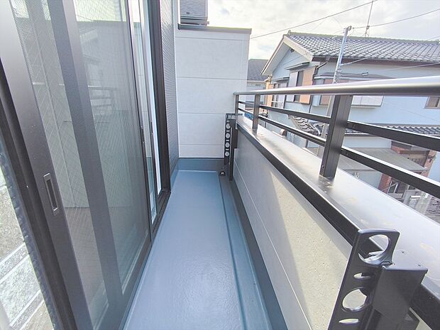 【バルコニー】陽当りの良いバルコニー。心地よい風が吹き込み洗濯物だけでなく、お布団もふっかふかです。