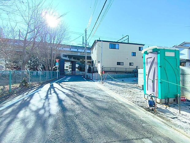 【前面道路含む外観】向かい側は桜の美しい釜沼公園！ゆったりとしたエリアでのんびり暮らしませんか？