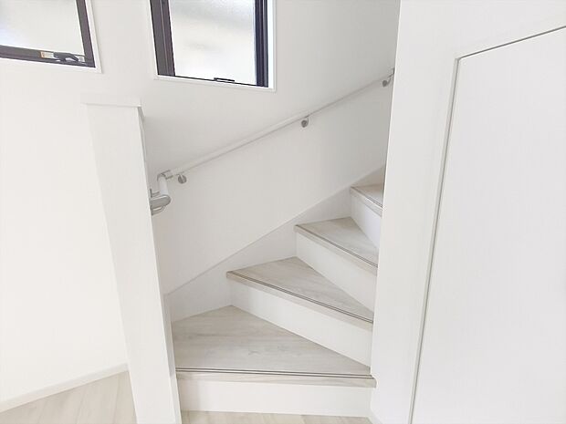 【手すり付き階段】階段には手すりがついているので昇り降りも安心です。
