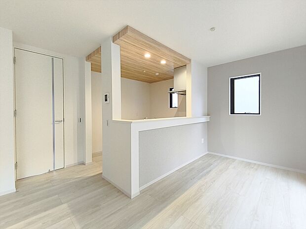 【アクセントクロス】LDKは折下天井とアクセントクロスで明るい内装です。