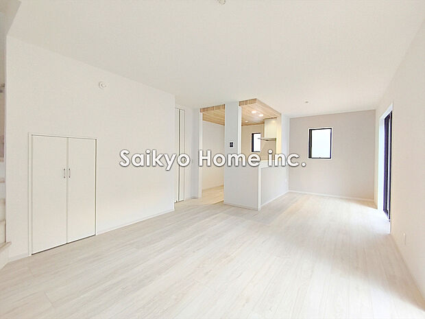 【リビング】開放的な空間と、陽当たりが魅力のリビングルーム。家族の時間をゆったりと過ごせるプランニングになっています。