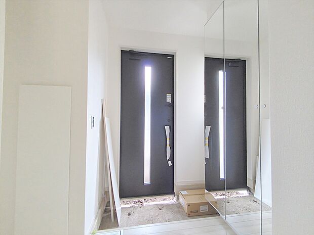 【玄関】玄関は清潔感のある空間にしたいもの。ご家族が多いご家庭にはとても便利なたっぷり収納できるシューズボックス付きです。