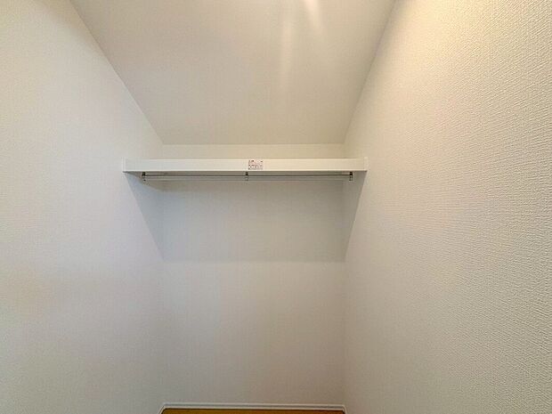 【ウォークインクローゼット】たっぷり収納ができる大容量のウォークインクロゼット。
