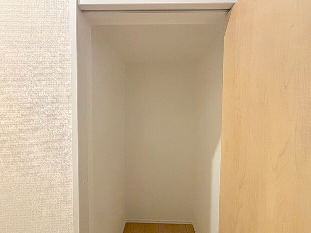 【パントリー】キッチン横に設けたパントリー。食品のストックや調理器具の保管に便利なスペース。