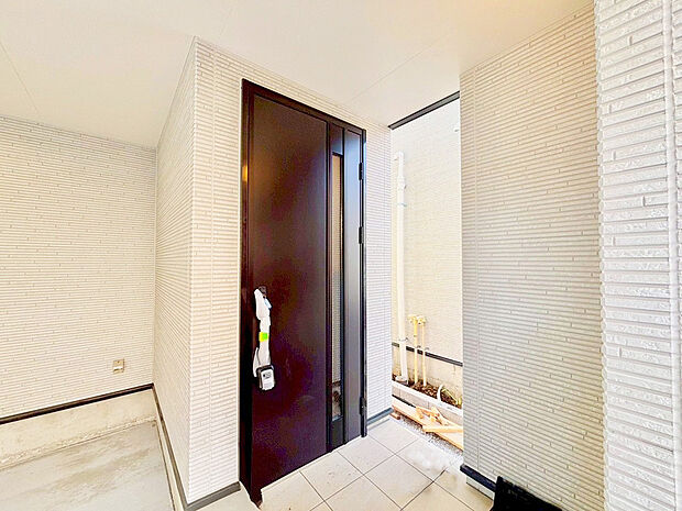 【玄関】玄関はおうちの顔です。いつも明るくキレイな状態でご家族の帰りをお待ちします。お子様のお留守番にも安心なTVモニター付インターホン完備です。