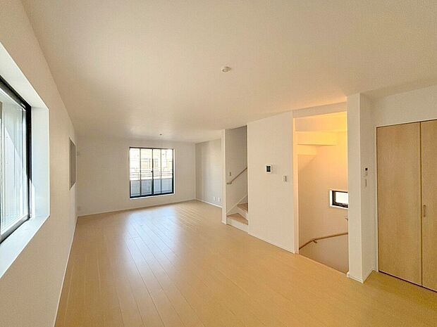 【リビング】陽光をしっかり取り入れた、明るく広々としたリビング空間。家族団欒の場に最適です。