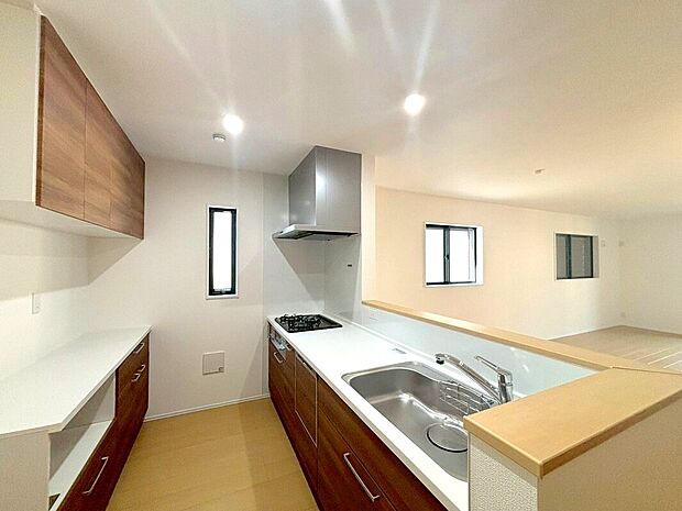 【キッチン】対面キッチなのでリビングにいる家族の様子がうかがえるので小さなお子様がいても安心ですね。