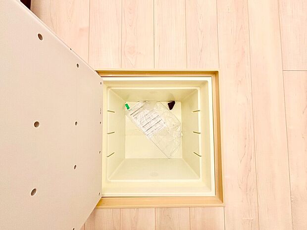 【床下収納】キッチンには床下収納つき。キッチンスペースはいつでもスッキリです。
