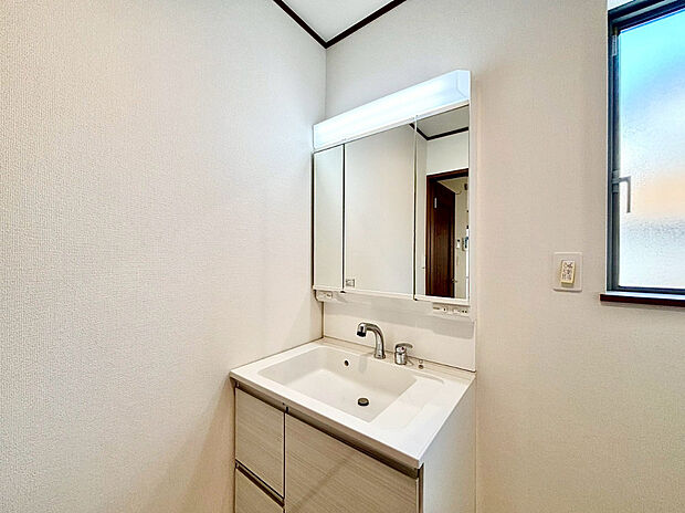 【洗面所】きれいと使いやすさを追求した洗面台。たっぷり間口の洗面ボウルはちょっとした手洗いにも最適です。
