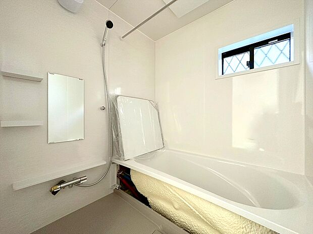【浴室】浴室はランドリーパイプも設置されており、雨の日のお洗濯物の乾燥にご利用頂けます。