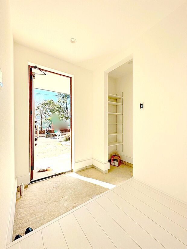 【玄関】お家に出会う人々を出迎える玄関だからこそ、広々清潔感あふれる空間にしたいもの。採光・通風にも配慮された開口部を設ける事で、毎日明るい空間をキープします。