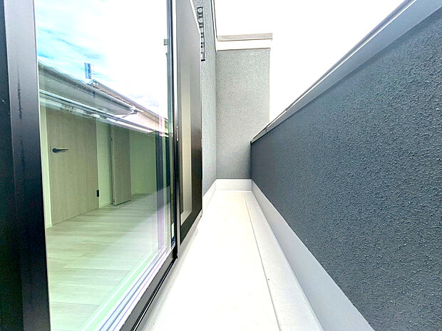 【バルコニー】南面からの採光と通風が望めるバルコニー！お洗濯にもうれしいですね！また、静かな住環境を再認識させられます
