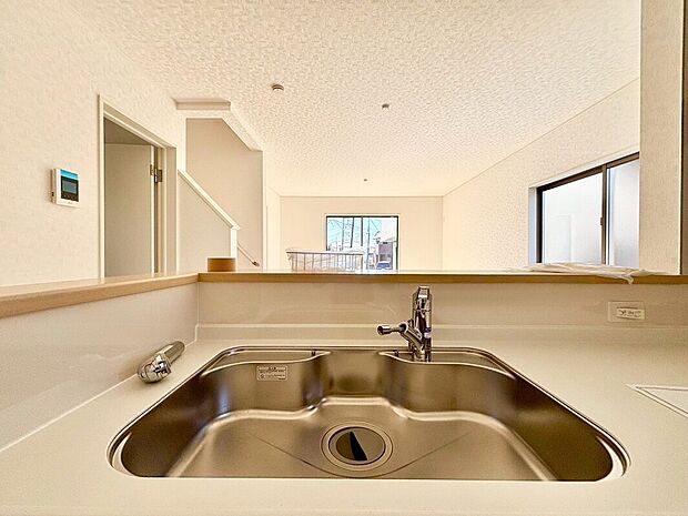 【浄水機能付き蛇口】浄水器をスリムに内蔵したハンドシャワー式の水栓金具です。いつでもおいしい水をいつでも手軽に使えます