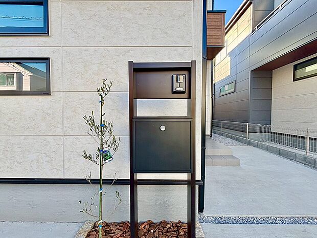 【ポスト】シックなデザイン。小さな植栽と育つ楽しみもありますね！