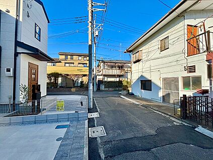 前面道路含む外観