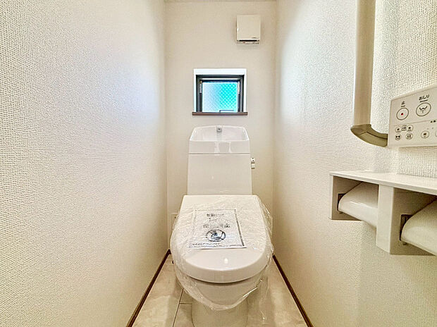 【【温水洗浄便座】】メーカーによってはウォシュレット・シャワートイレともいいますね♪魅力は清潔な状態をキープする事が出来、冬になると便座が冷たいなんて思いもしなくてすみます!!
構造