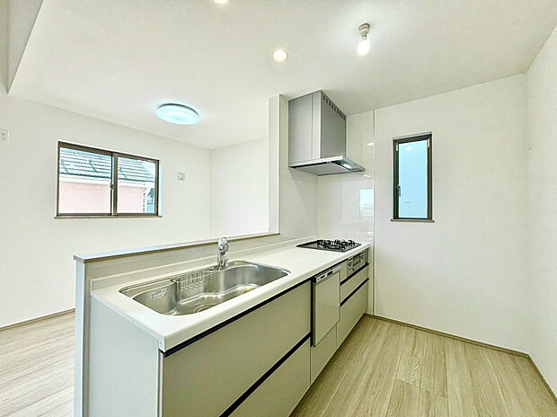 【【対面キッチン】】ご家族との会話を楽しみながらお料理のできる対面キッチン。小さなお子様がいらしても様子を見ながら家事ができますね。