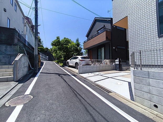【前面道路含む外観】前面道路は4mの幅広な道路です。入出庫の際もらくらくです。