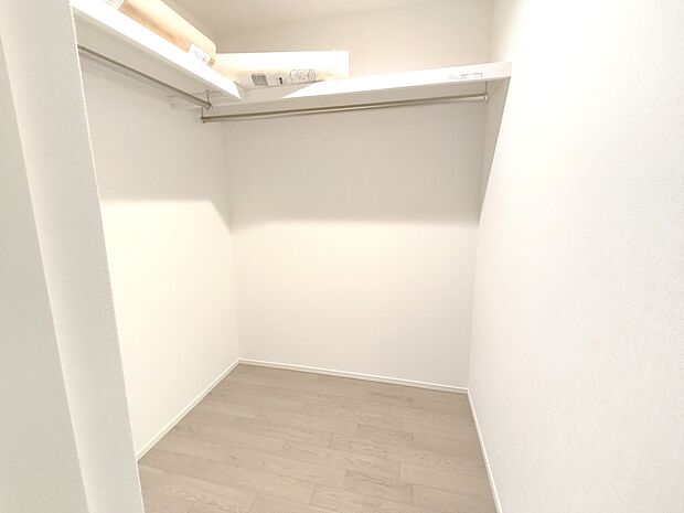 【【ウォークインクローゼット】】嬉しい大型収納は衣替え不要ですぐに使え、片付け上手に！