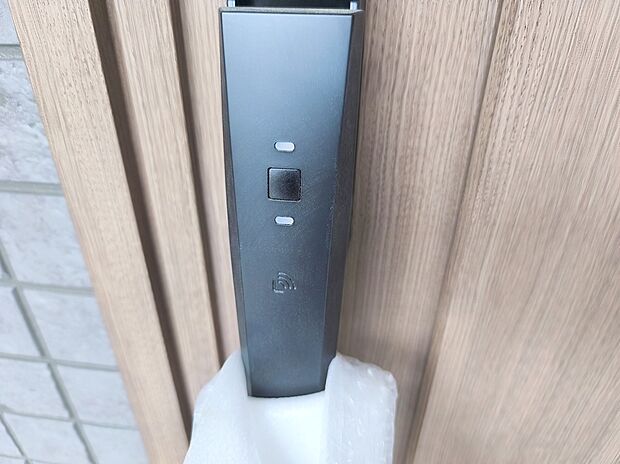 【【玄関カードキー】】ボタンを押して、カードキーやタグキーを“かざす”だけで施解錠！荷物を抱えながら、「カギはどこにしまったのかしら」そんな面倒がなくなります。
